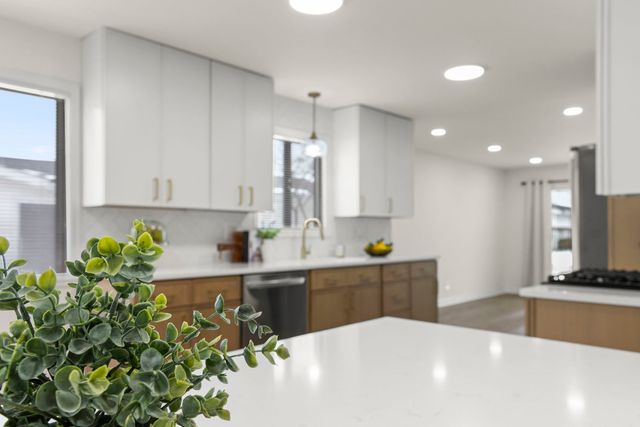 988 Chelsea Lane, Schaumburg, IL 60193