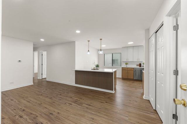 988 Chelsea Lane, Schaumburg, IL 60193