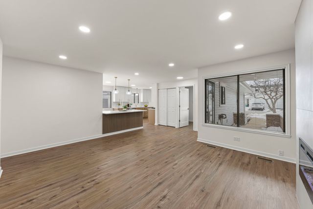 988 Chelsea Lane, Schaumburg, IL 60193