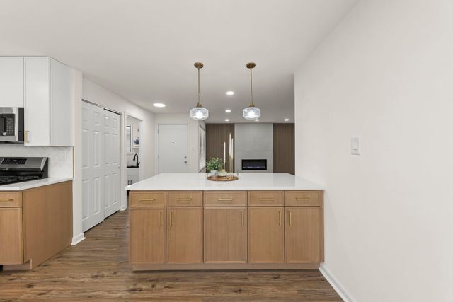 988 Chelsea Lane, Schaumburg, IL 60193