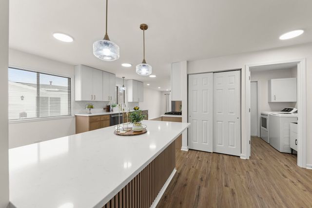 988 Chelsea Lane, Schaumburg, IL 60193