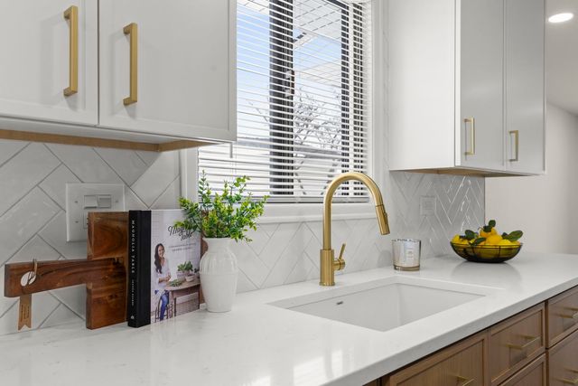 988 Chelsea Lane, Schaumburg, IL 60193