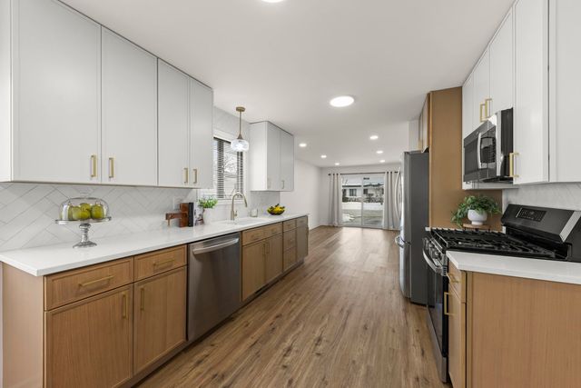 988 Chelsea Lane, Schaumburg, IL 60193