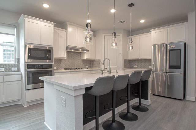 16 Mariposa Woods Dr, Tomball, TX 77375