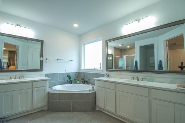 16 Mariposa Woods Dr, Tomball, TX 77375