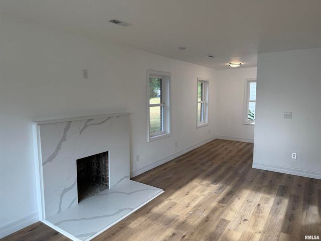 924 N ALMOND Street, Carbondale, IL 62901