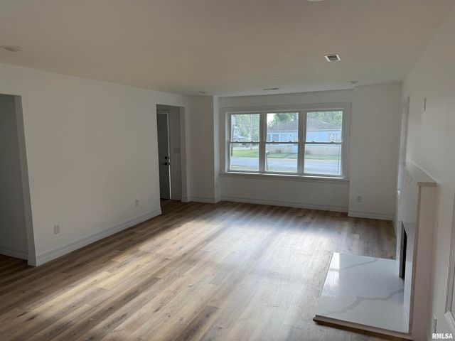 924 N ALMOND Street, Carbondale, IL 62901