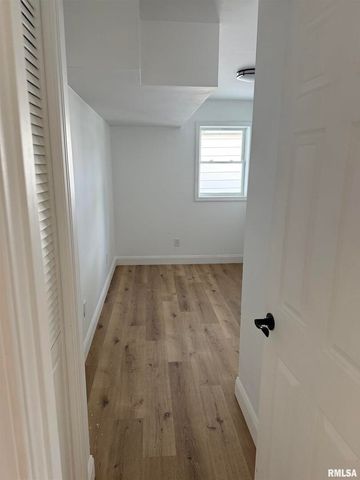 924 N ALMOND Street, Carbondale, IL 62901