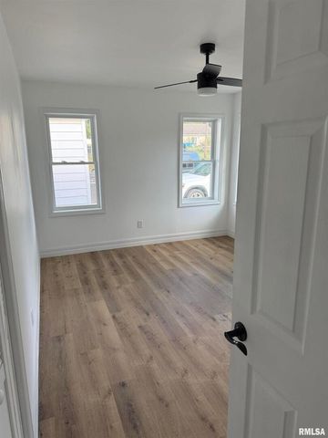 924 N ALMOND Street, Carbondale, IL 62901