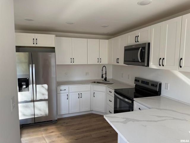 924 N ALMOND Street, Carbondale, IL 62901