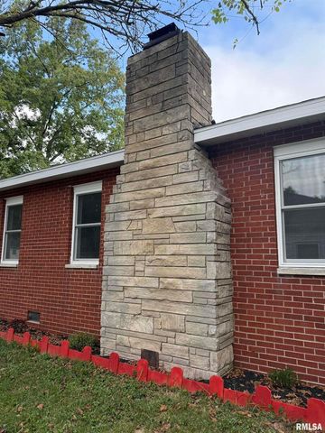 924 N ALMOND Street, Carbondale, IL 62901