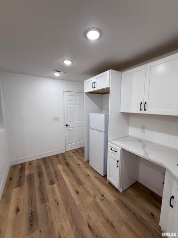 924 N ALMOND Street, Carbondale, IL 62901