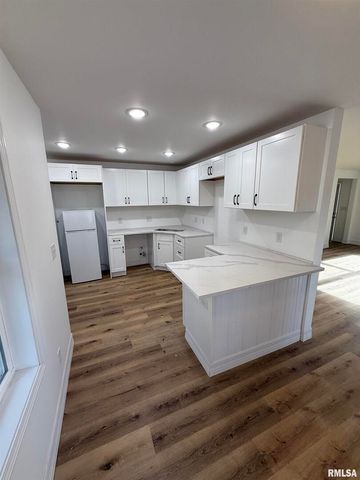 924 N ALMOND Street, Carbondale, IL 62901