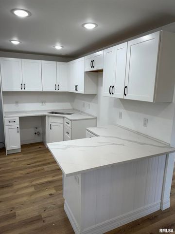 924 N ALMOND Street, Carbondale, IL 62901