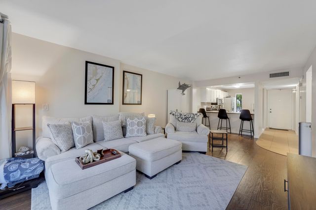 20 Royal Palm Way 204, Boca Raton, FL 33432