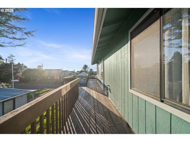 126 N HARBOR St, Rockaway Beach, OR 97136