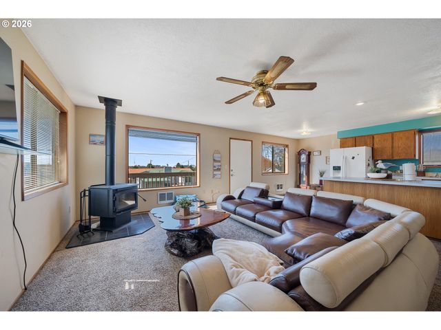 126 N HARBOR St, Rockaway Beach, OR 97136