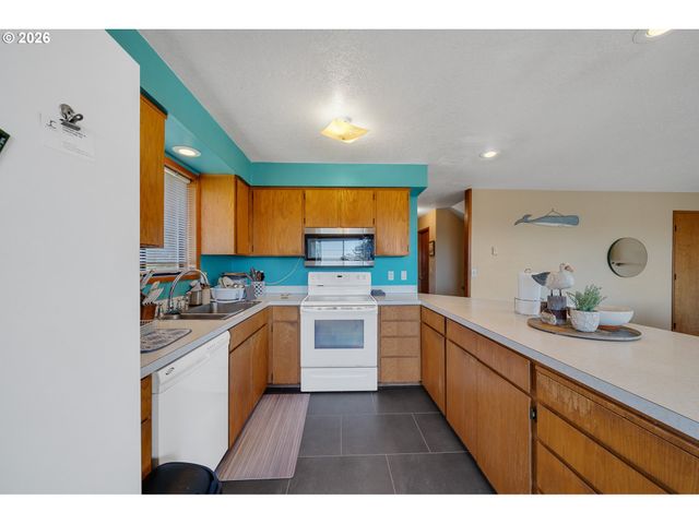 126 N HARBOR St, Rockaway Beach, OR 97136