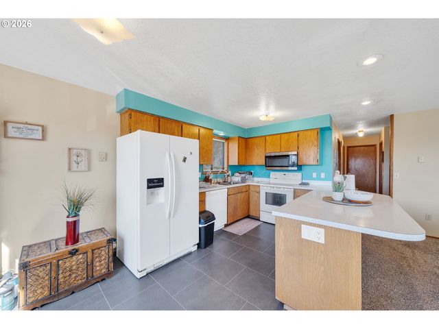 126 N HARBOR St, Rockaway Beach, OR 97136