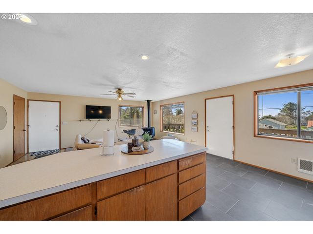 126 N HARBOR St, Rockaway Beach, OR 97136