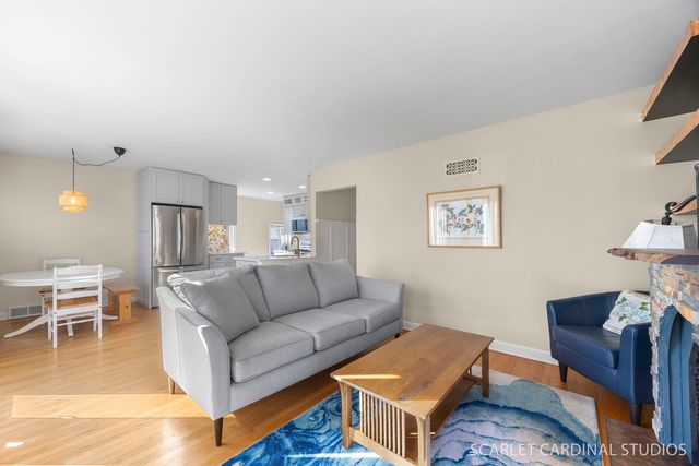 882 Hillside Avenue, Glen Ellyn, IL 60137