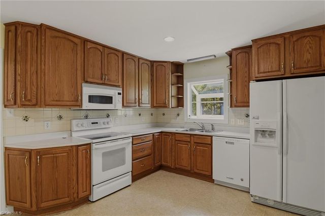 707 Fairidge Drive, Jamestown, NC 27282