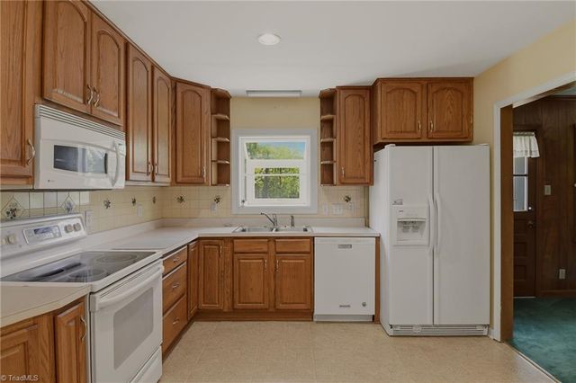 707 Fairidge Drive, Jamestown, NC 27282