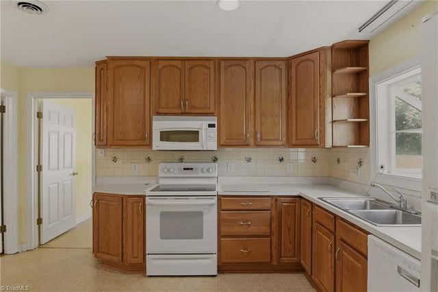 707 Fairidge Drive, Jamestown, NC 27282