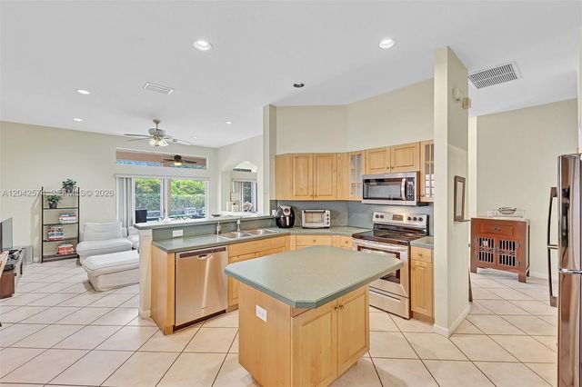 3711 Falcon Ridge Circle, Weston, FL 33331