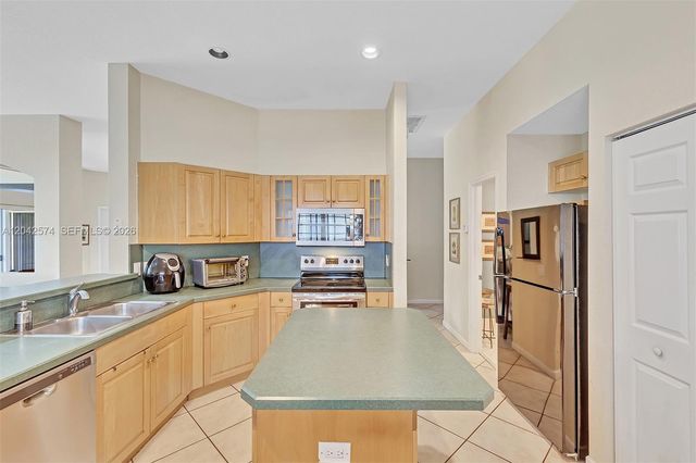3711 Falcon Ridge Circle, Weston, FL 33331