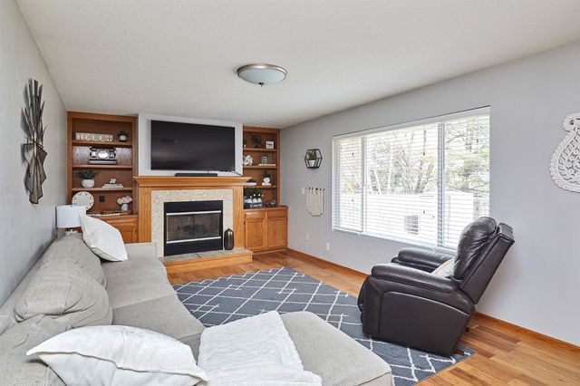 1018 S 50th Place, West Des Moines, IA 50265