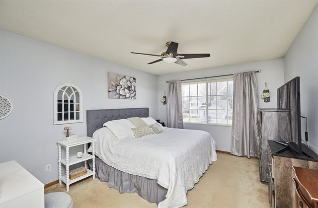 1018 S 50th Place, West Des Moines, IA 50265