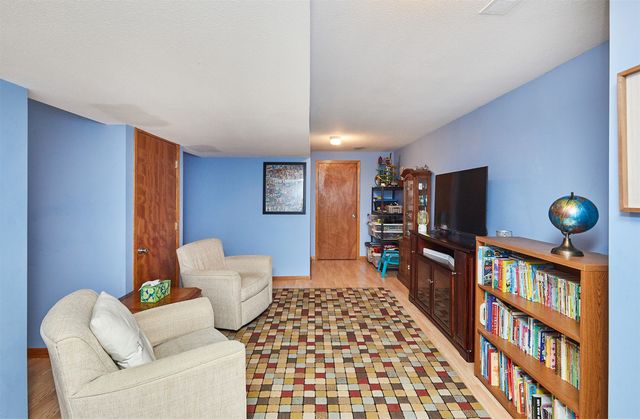 1018 S 50th Place, West Des Moines, IA 50265