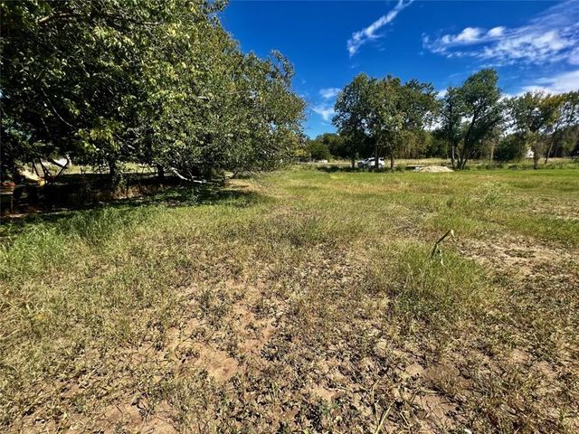 749 Caldwell ST, Lexington, TX 78947