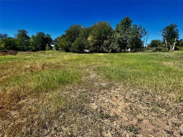 749 Caldwell ST, Lexington, TX 78947