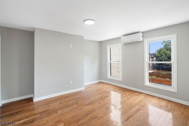 299 Halladay St, Jersey City, NJ 07304