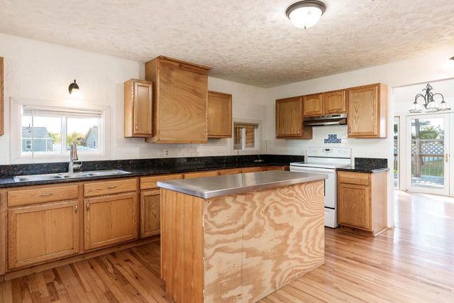 2425 S Oakhill Avenue, Janesville, WI 53546