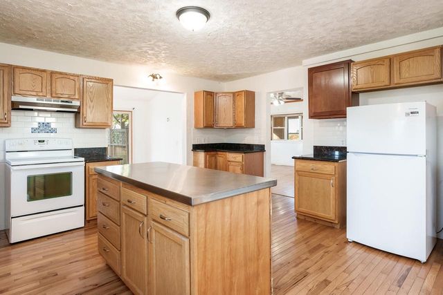 2425 S Oakhill Avenue, Janesville, WI 53546