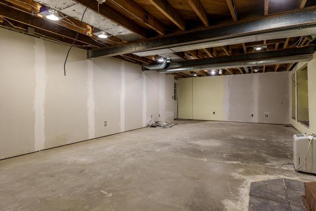 2425 S Oakhill Avenue, Janesville, WI 53546