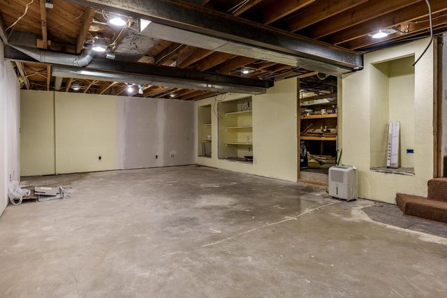 2425 S Oakhill Avenue, Janesville, WI 53546