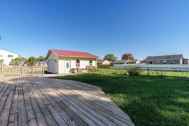 2425 S Oakhill Avenue, Janesville, WI 53546