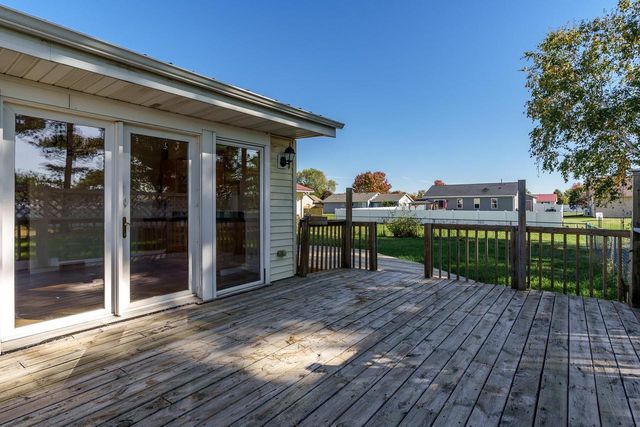 2425 S Oakhill Avenue, Janesville, WI 53546