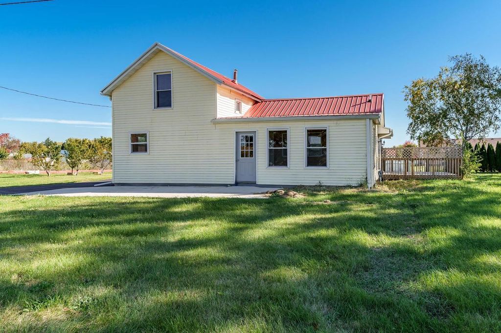 2425 S Oakhill Avenue, Janesville, WI 53546