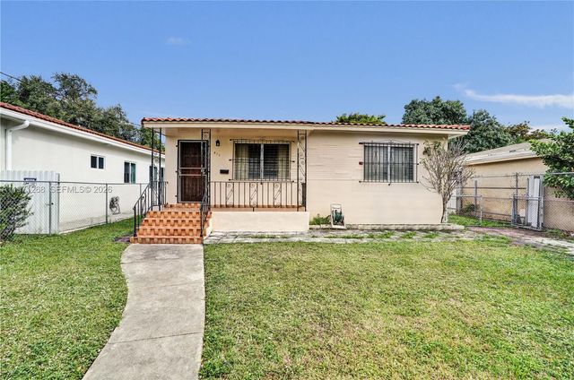 831 NW 21st Ct, Miami, FL 33125