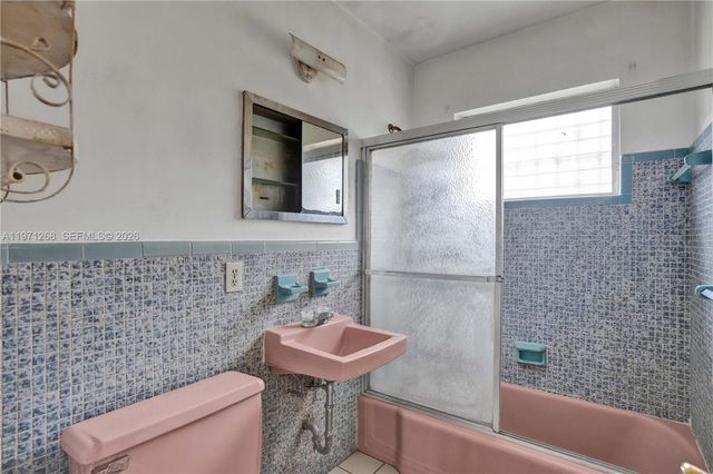 831 NW 21st Ct, Miami, FL 33125