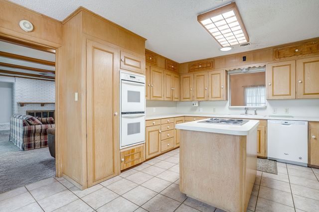 411 S Waco Street, Weatherford, TX 76086