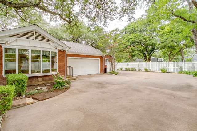 411 S Waco Street, Weatherford, TX 76086