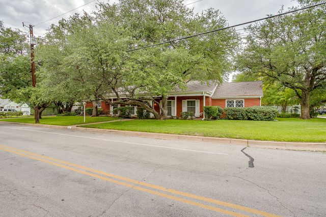411 S Waco Street, Weatherford, TX 76086