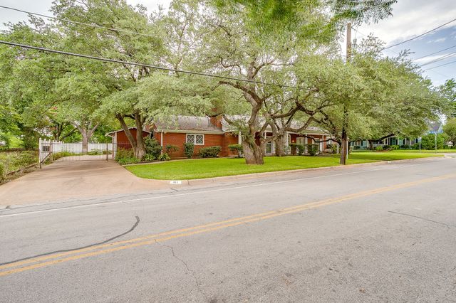 411 S Waco Street, Weatherford, TX 76086