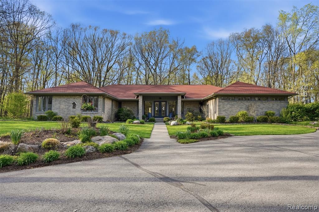 2846 Duana Drive, Milford, MI 48380